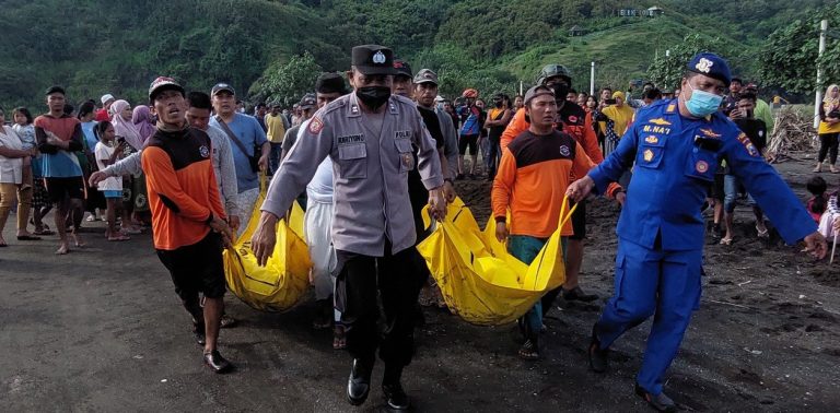 Meditaban en una playa de Indonesia y fueron sorprendidos por la marea: hay 10 muertos y un desaparecido