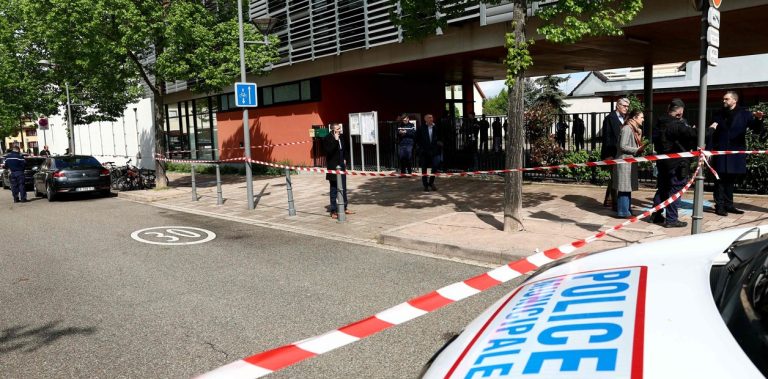 Otro ataque con un cuchillo creca de una escuela de Francia: dos chicas heridas