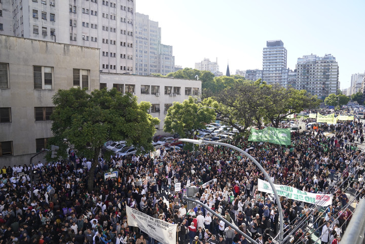 Abrazo simbólico al Hospital de Clínicas: “La situación es lastimosa”, denunciaron los manifestantes que hicieron un corte total en Avenida Córdoba